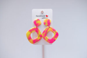 Boucles d'oreilles carrées jaune et rose fluo
