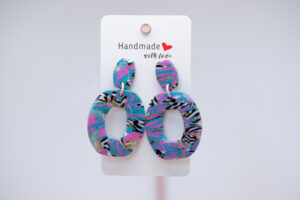 Boucles d'oreilles dominante bleu, rose et noir et blanc