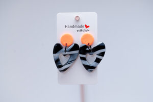 Boucles d'oreilles forme coeur noir et blanc puce orange fluo