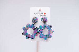 Boucles d'oreilles forme fleur pastel dominance bleu