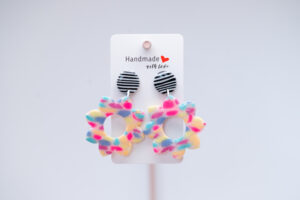 Boucles d'oreilles forme fleur pastel et puces noir et blanc