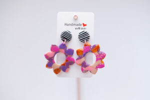 Boucles d'oreilles forme fleur puce noire et blanche lumineuse