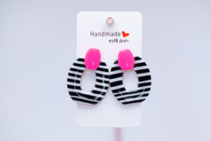 Boucles d'oreilles rose fluo Rayées noir et blanc