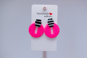 Boucles d'oreillesrose fluo Rayées 1