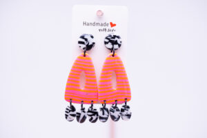 Boucles d'oreilles avec pampilles orange à rayures et noir et blanc