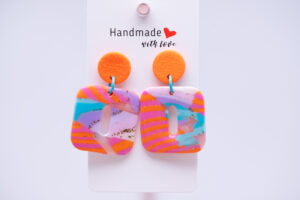 Boucles d'oreilles carrées orange et bleus et transparente