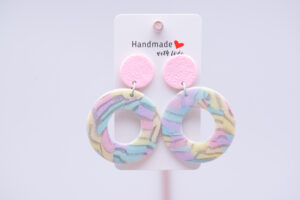 Boucles d'oreilles couleurs claires rondes
