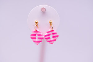 Boucles d'oreilles enfant rose fluo carrées