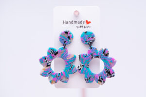 Boucles d'oreilles fleurs bleues noires et transparents