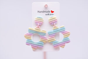 Boucles d'oreilles fleurs rayures pastel