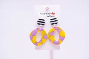 Boucles d'oreilles noir et blanc et jaune et violet
