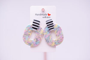 Boucles d'oreilles pastel et rayures noir et blanc