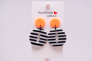 Boucles d'oreilles rayures noires et blanche et puce fluo