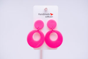 Boucles d'oreilles rose fluo unies