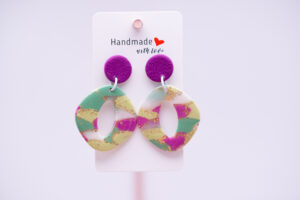 Boucles d'oreilles verte transparente et violettes
