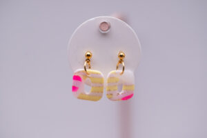 Boucles d'oreilles enfant carrées jaune et rose fluo