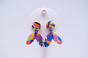 Boucles d'oreilles enfant boomerang oranges et bleues