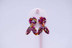 Boucles d'oreilles enfant boomerang multicolore teintes roses