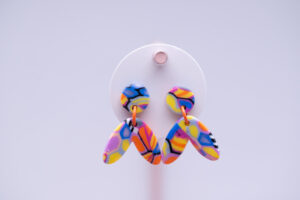 Boucles d'oreilles enfant boomerang oranges et bleues