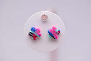Boucles d'oreilles enfant puce fleur multicolore bleu