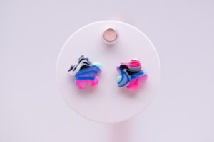 Boucles d'oreilles enfant puce fleur multicolore bleu et rose