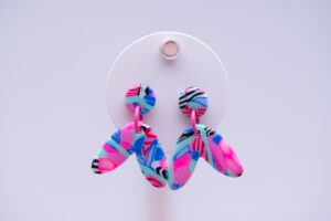 Boucles d'oreilles enfant boomerang multicolore bleues et rose 1